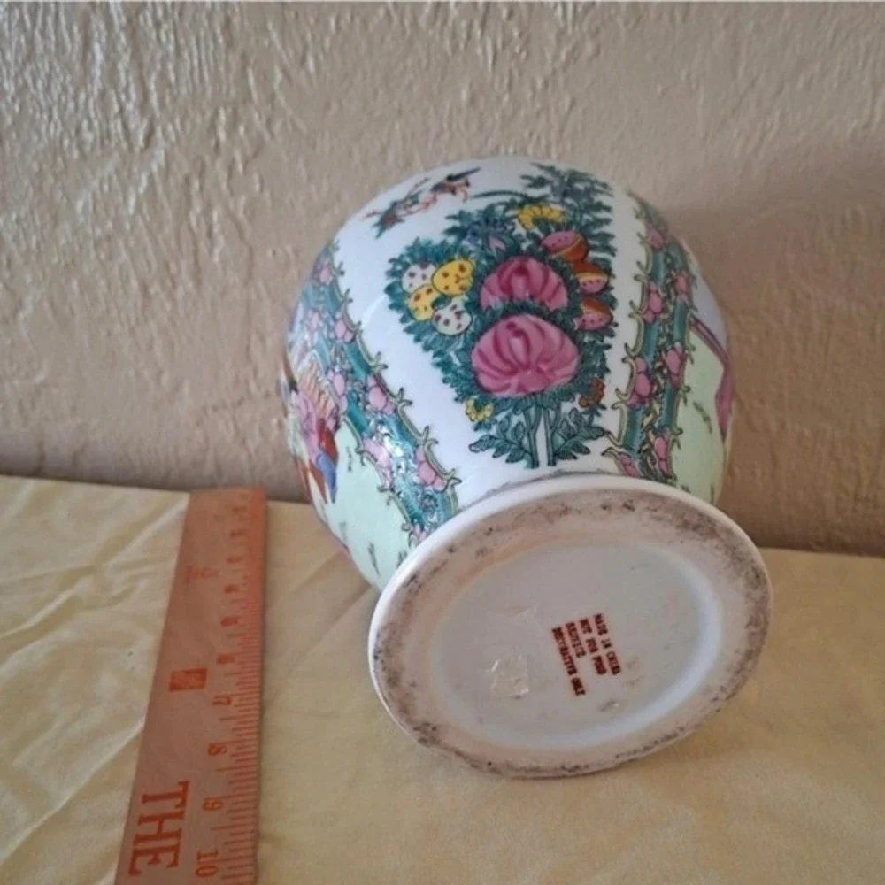 Vintage Chinese Family Rose Medallion Hand-Painted Asian‎ Porcelain Vase
